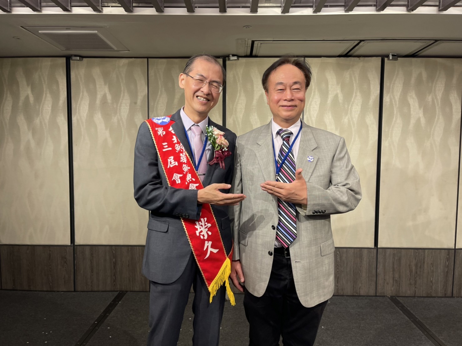 圖片說明:新任會長方榮久先生(圖左)從卸任會長李一華先生(圖右)手中接下重擔。(記者徐煜勝攝)