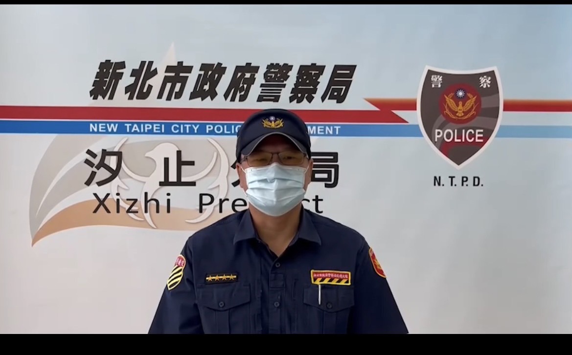 圖片說明:汐止分局交通分隊小隊長吳德宏說明案情。(記者徐煜勝翻攝)