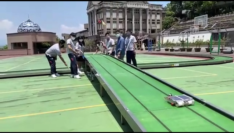 二信高中學生喜迎大太陽準備太陽能模型車競賽
