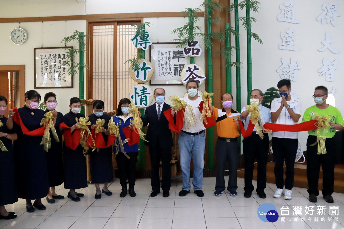 吳處長等來賓為慈濟南投文化館揭幕。（記者扶小萍攝）