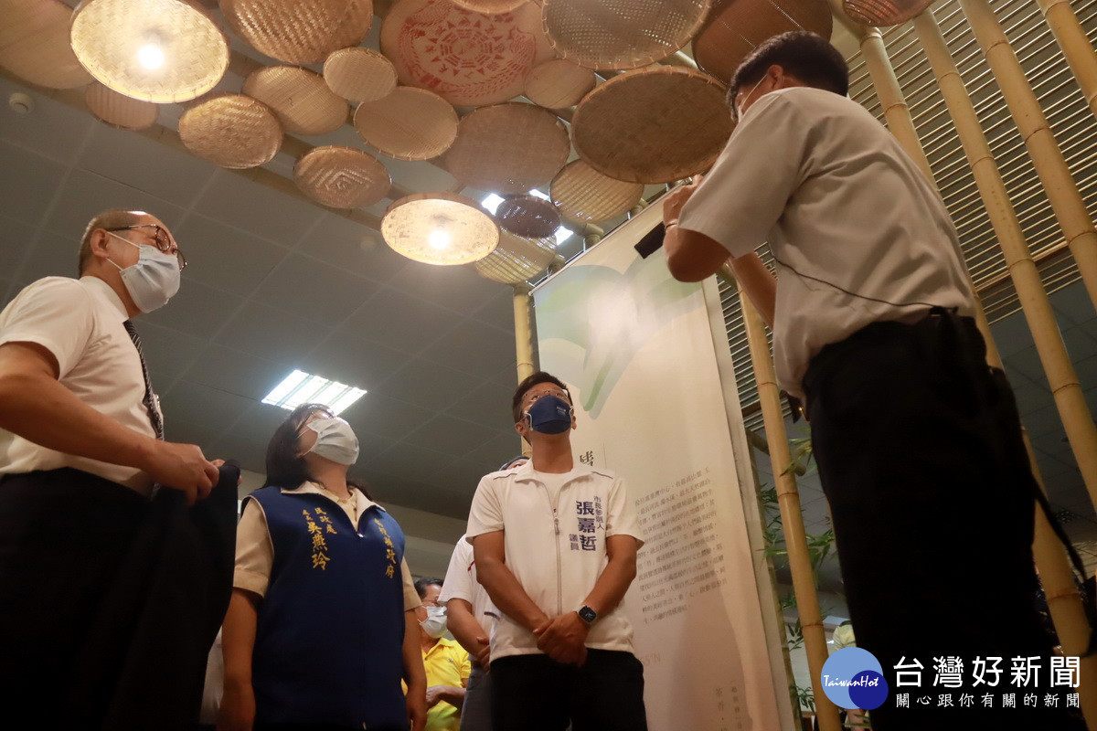 濟雨、吳處長、議員張嘉哲等參觀聯展。(記者扶小萍攝)