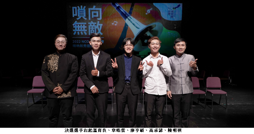 可能是 5 個人和大家站著的圖像