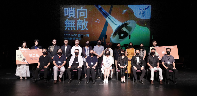 可能是 12 個人和大家站著的圖像