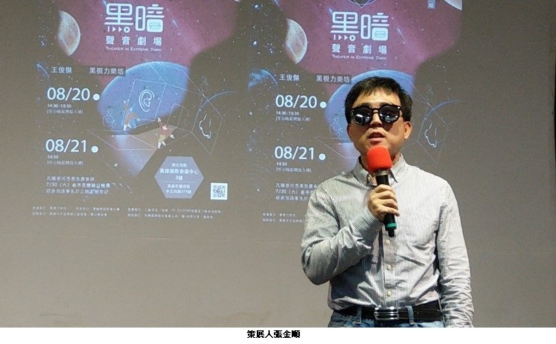 可能是 1 人、站立和文字的圖像