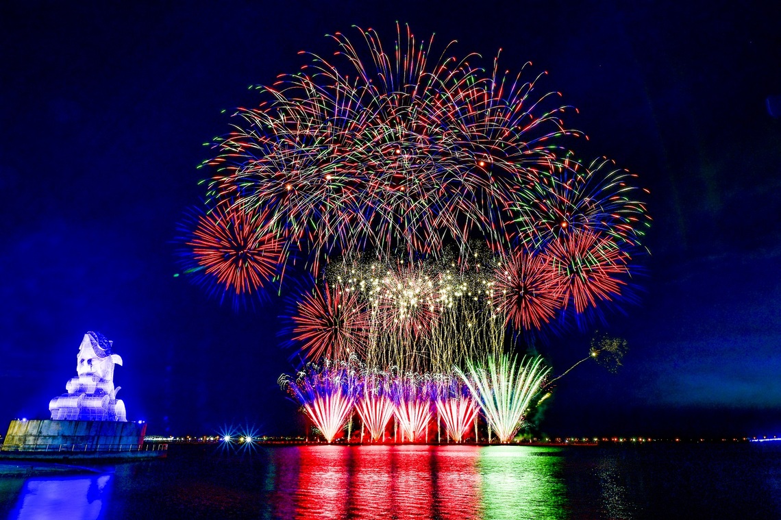 全台首見海上高空風火輪煙火秀 東港大鵬灣震撼揭幕/波新聞