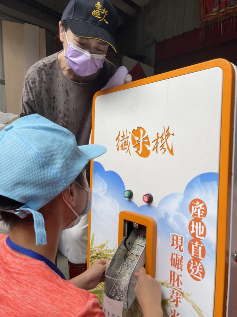 副市長指導孩童體驗輾米