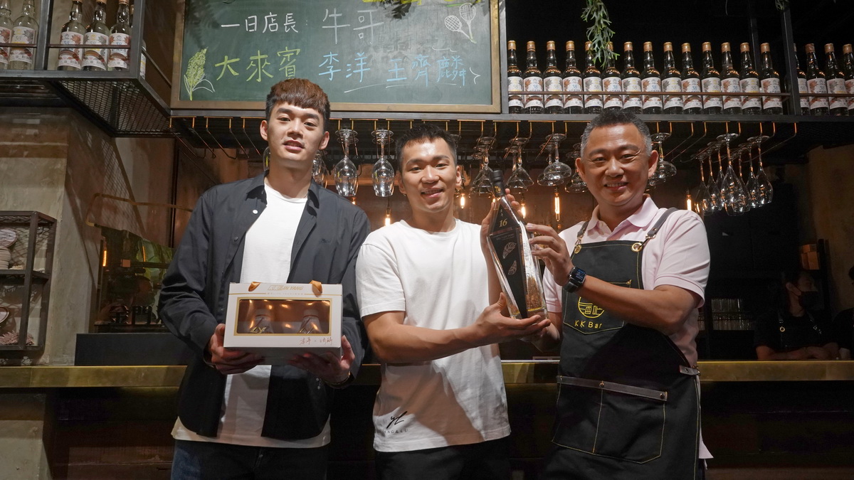 金門縣長楊鎮浯與麟洋共同發表麟洋奪金週年紀念酒暨李洋16年紀念酒【喝酒不開車 開車不喝酒 請勿飲酒過量 安全誠無價 酒後找代駕】