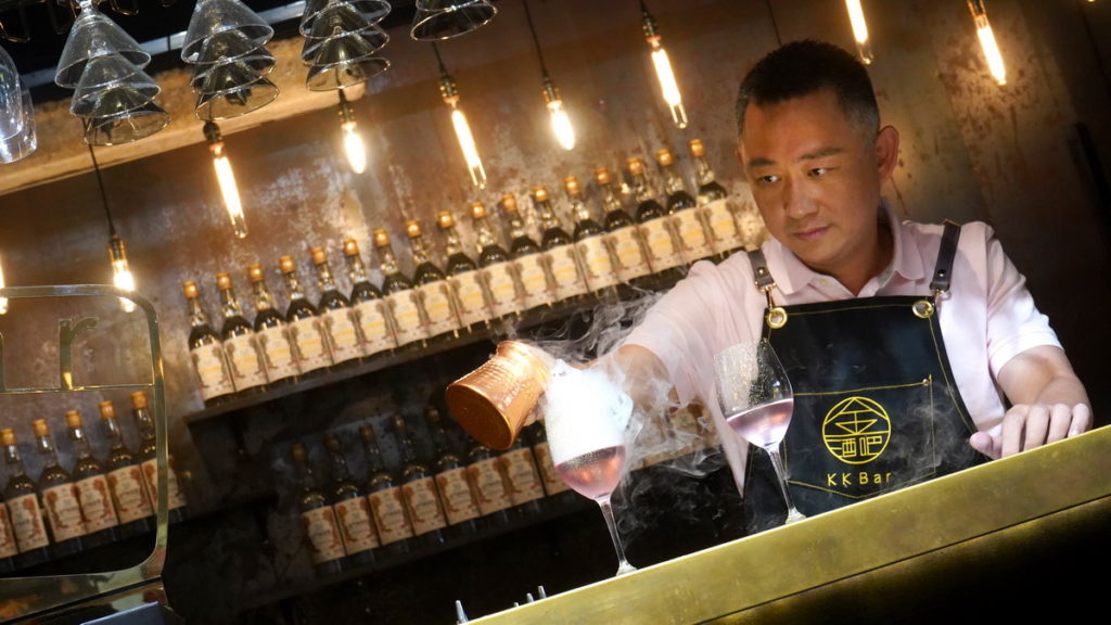 金門縣長楊鎮浯化身金酒KKBar調酒師邀麟洋聊人生轉烈【喝酒不開車 開車不喝酒 請勿飲酒過量 安全誠無價 酒後找代駕】