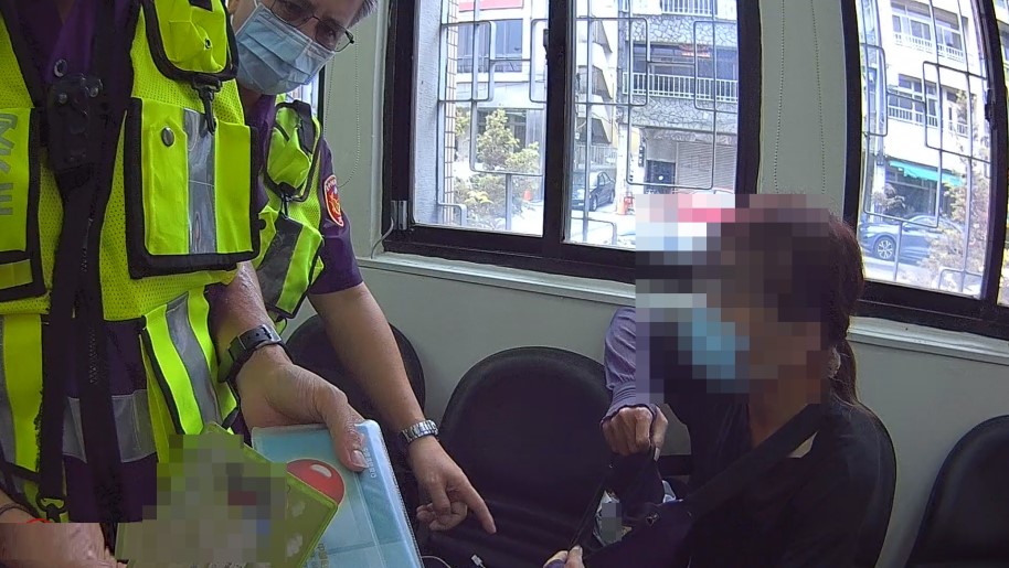 ▲員警技巧問出車手提款原委,成功攔截住被害人的匯款 (圖/台中豐原分局 提供)