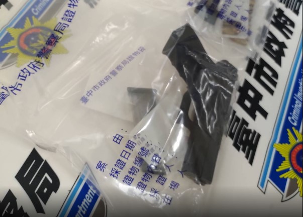 ▲警方於嫌犯遺體旁尋獲犯案用槍枝,持續追查槍枝來源 (圖/台中市警察局 提供)