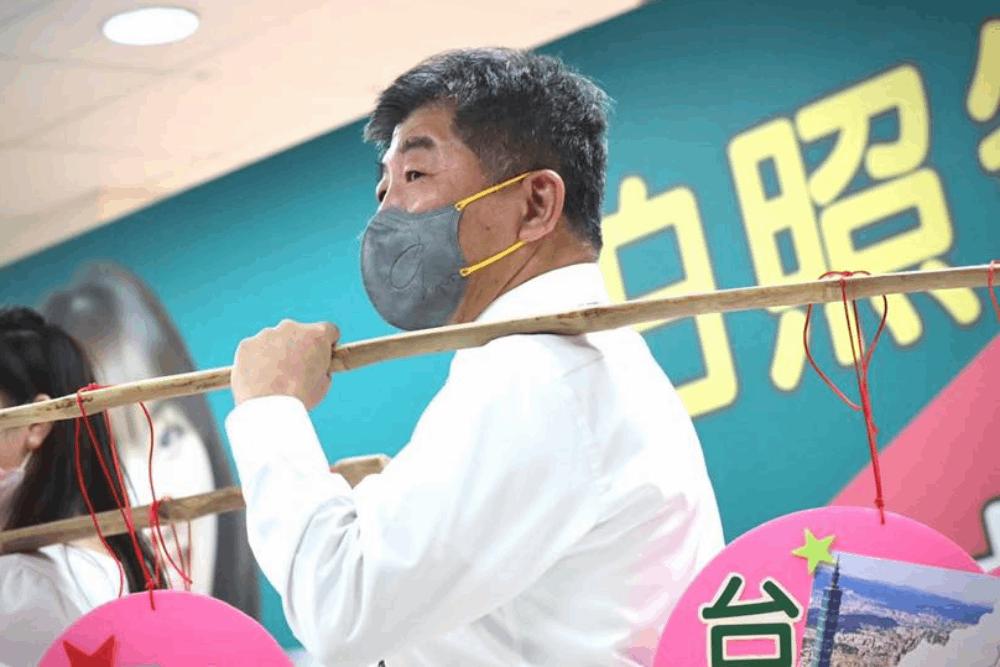 陳時中頻說心疼萬華 蔡壁如斥:把萬華人當塑膠?台北人沒那麼好騙 48 陳時中臉書肩扛擔子