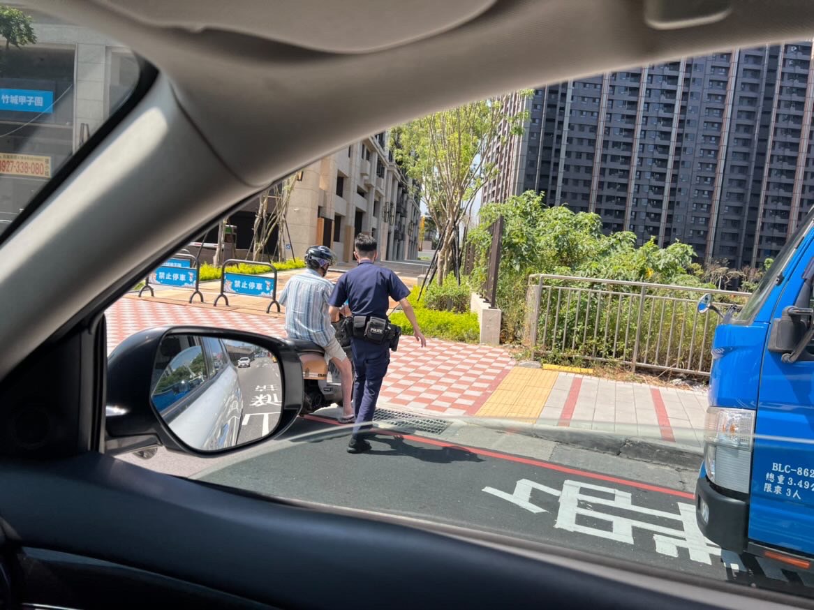 女兒焦急報案尋失智父 龜山警驚見他逆向騎路中 25 S 18694288