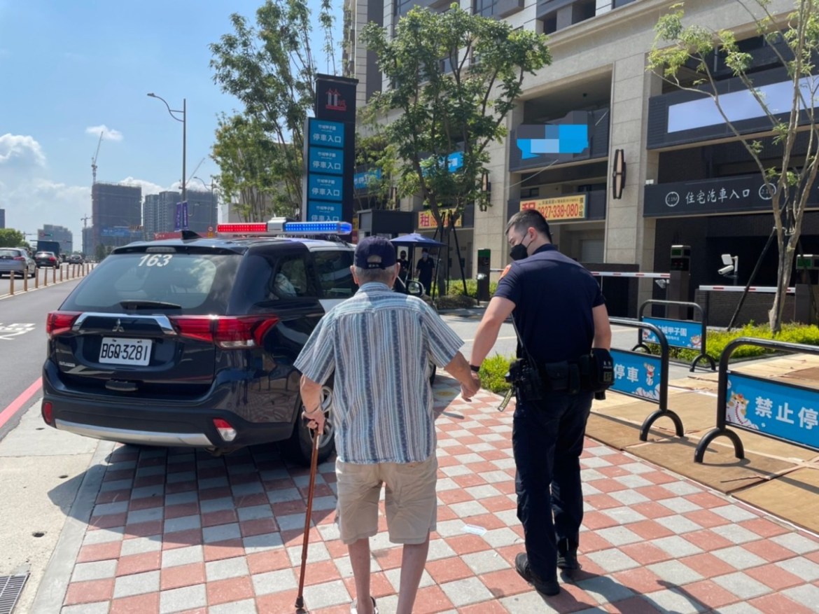 女兒焦急報案尋失智父 龜山警驚見他逆向騎路中 27 S 18694291