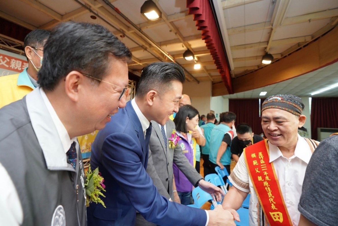 林智堅出席模範父親表揚活動 與民眾熱情打招呼 23 4d16376e afdc 4f17 804a bc7da9331b49