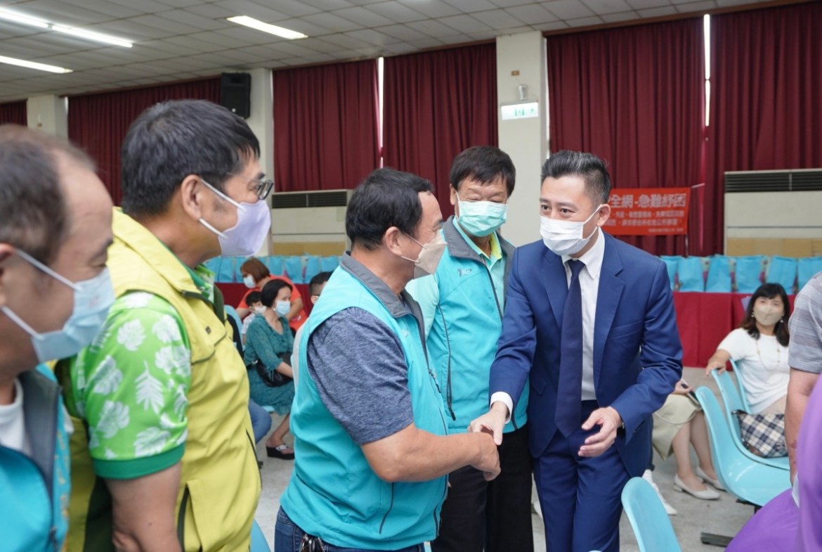 林智堅出席模範父親表揚活動 與民眾熱情打招呼 25 d1011e5a a699 4541 bc39 537854a038ff