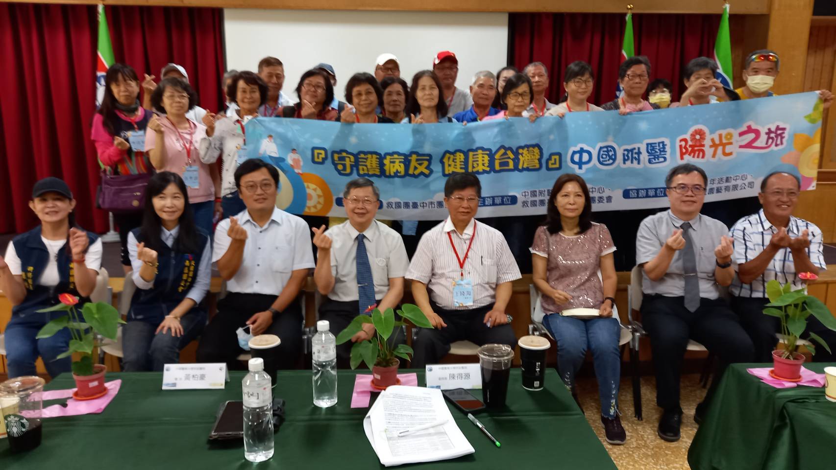 圖片說明:救國團台中市南區團委會長郭貝瑛(左2)邀集中國醫大附醫副院長陳得源等善心人士,辦理日月潭親水遊湖健康講座之旅。(圖/救國團台中市南區團委會提供)