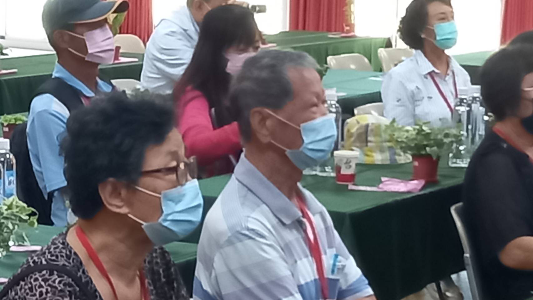 圖片說明:中國醫大附醫病友日月潭國家風景區健康醫療講座,神情專注的病友聆聽最新風濕免疫醫療健康資訊。(圖/救國團台中市南區團委會提供)
