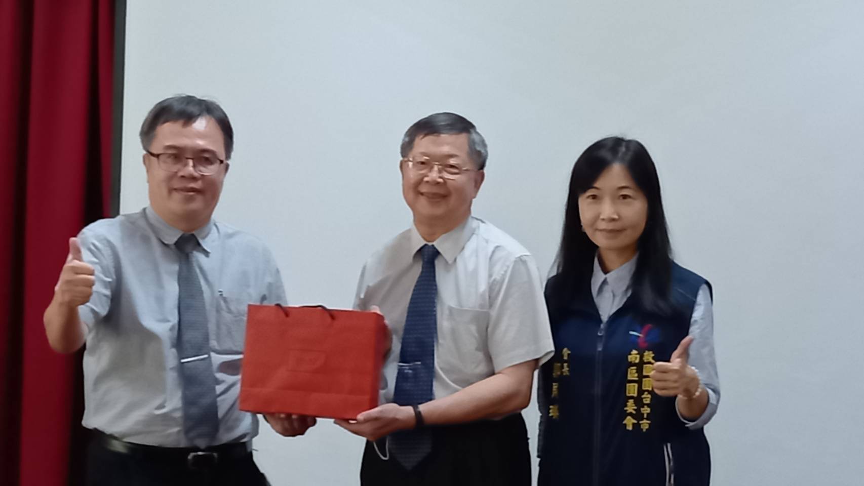 圖片說明:中國醫大附醫副院長陳得源(中)於健康醫療講座後與救國團臺中市團委會總幹事柯經一(左)、台中市南區團委會長郭貝瑛(右)合照。