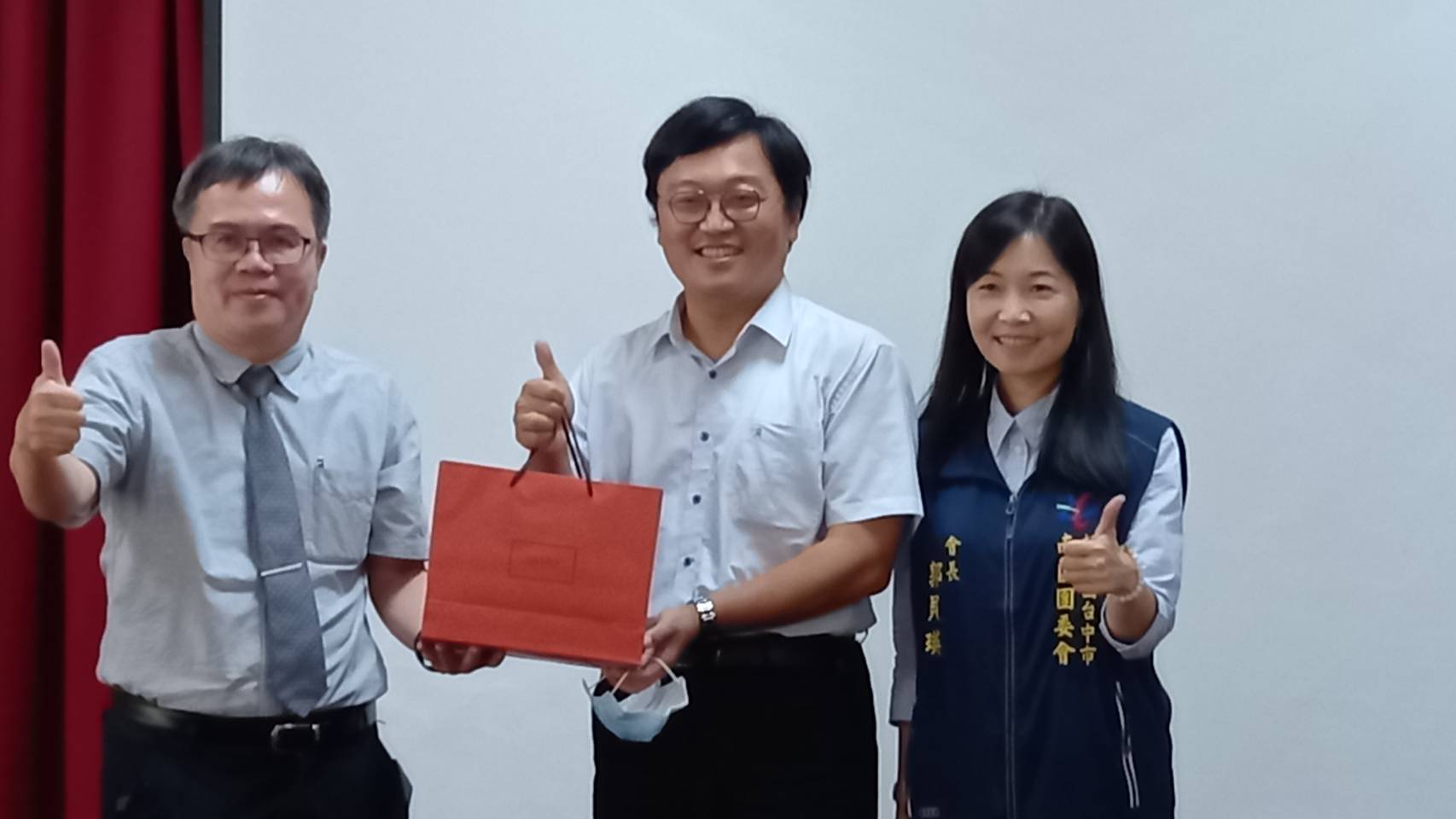 圖片說明:中國醫大附醫師黃柏豪(中)於健康醫療講座後與救國團臺中市團委會總幹事柯經一(左)、台中市南區團委會長郭貝瑛(右)合照。