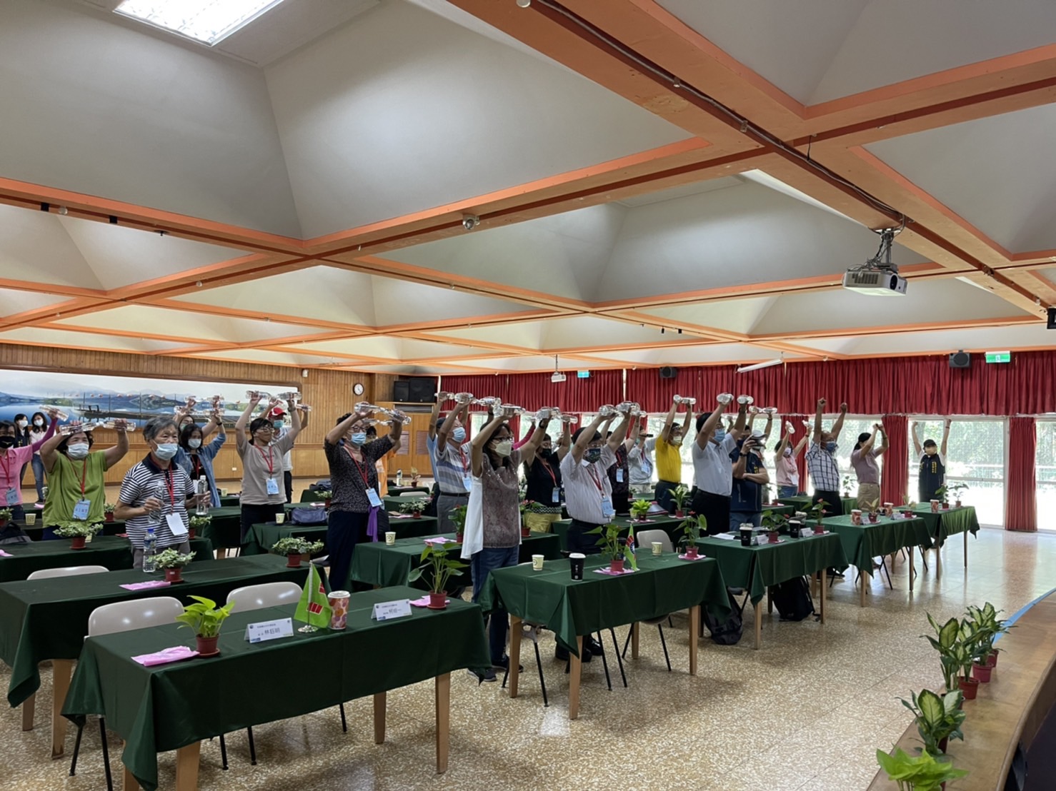 圖片說明:中國醫大附醫病友日月潭國家風景區健康醫療講座,病友們無不熱情參與好評不斷。(圖/救國團台中市南區團委會提供)
