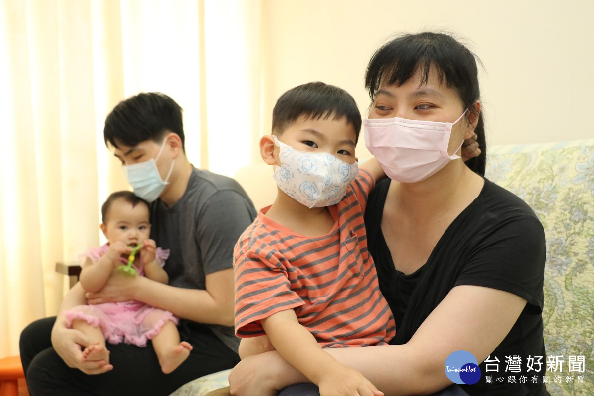 視障家庭憲哥和純純在新北市送子鳥學堂的協助下 喜得2寶