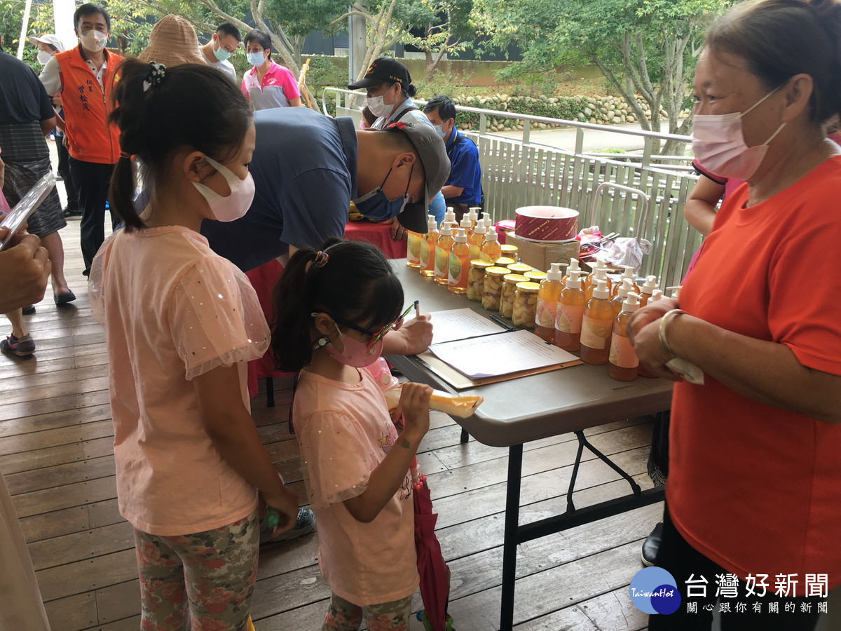 鳳山社區免費贈鳳梨冰棒消暑氣。(記者扶小萍攝)