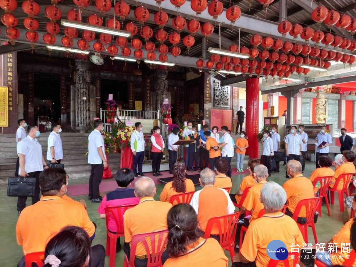 蔡英文總統到草屯朝清宮參香揭匾,向媽祖祈求國泰民安。