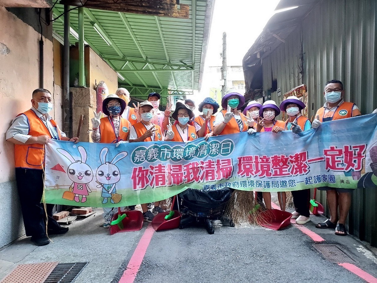 自動自發維護市容街道的嘉義市國華環保志工小隊。