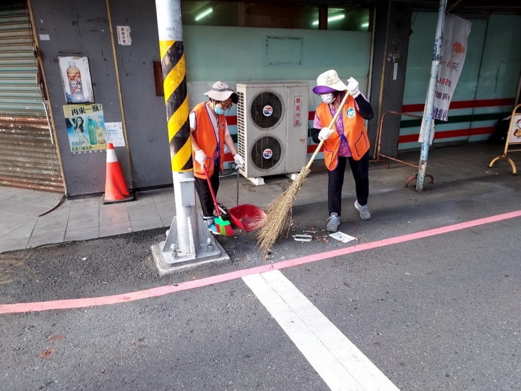 自動自發維護市容街道的嘉義市國華環保志工小隊。