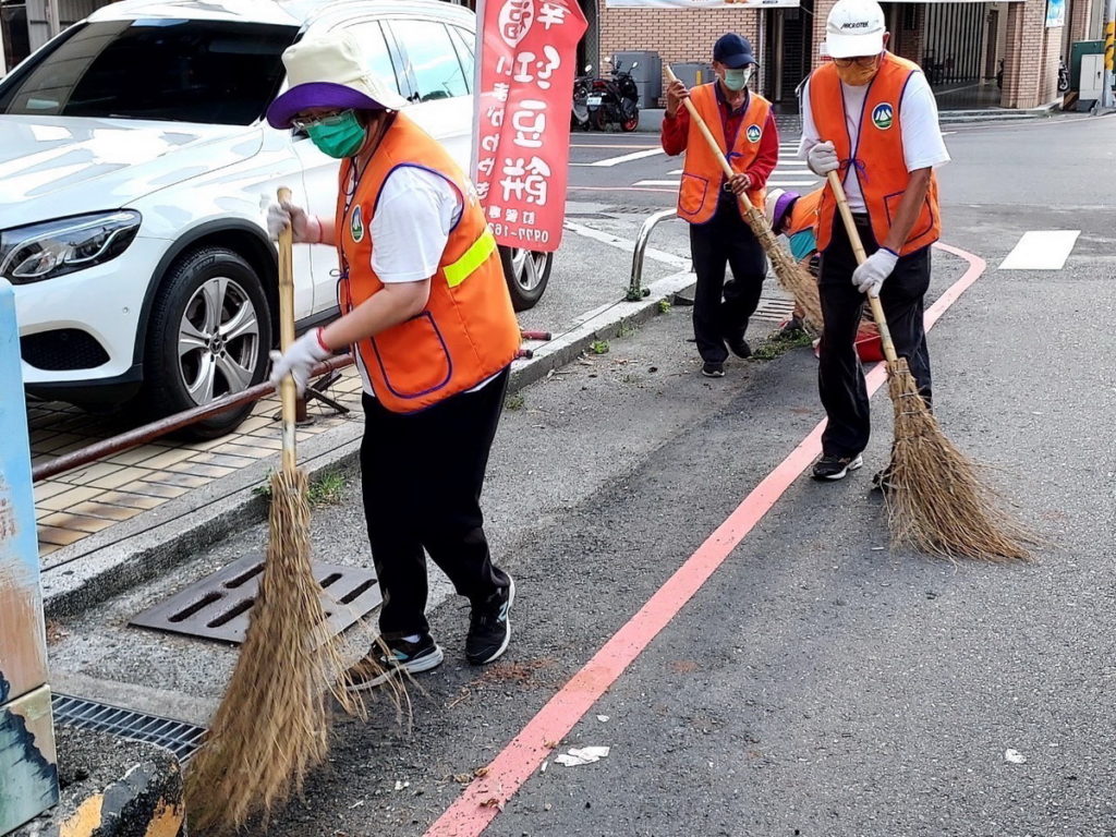 自動自發維護市容街道的嘉義市國華環保志工小隊。