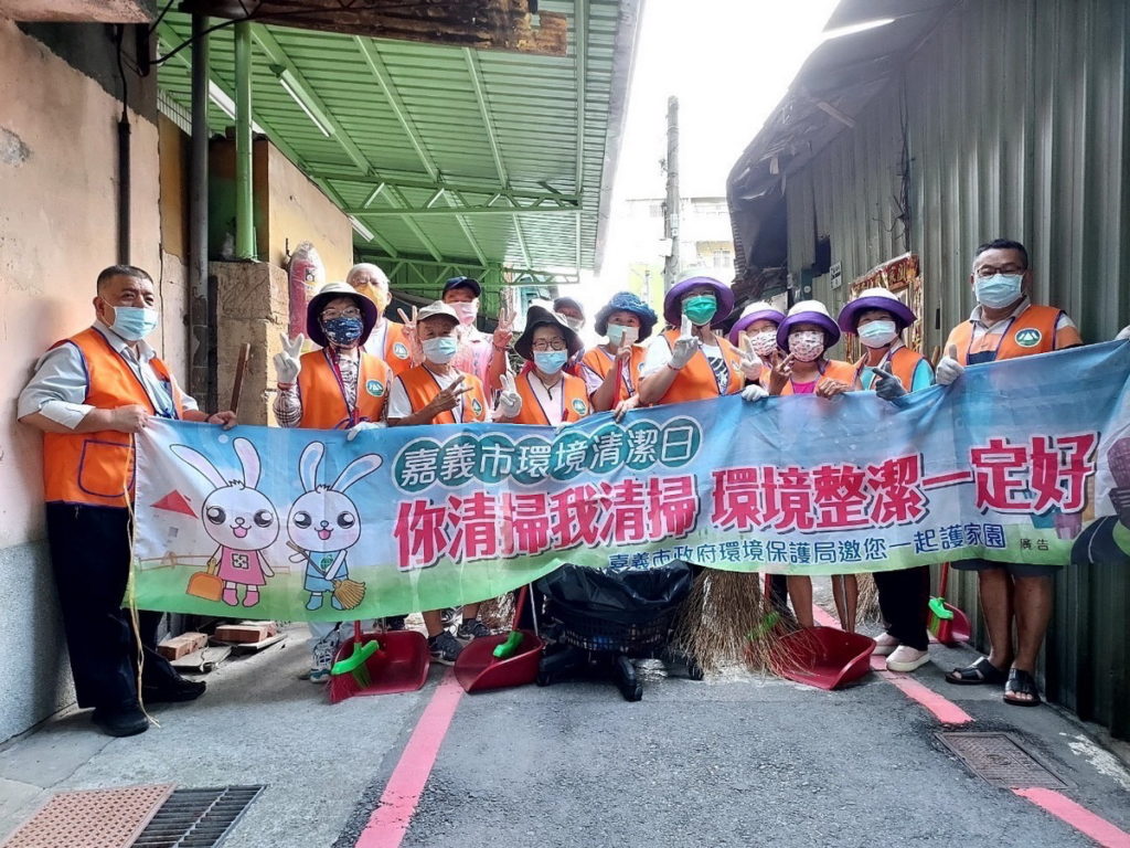 自動自發維護市容街道的嘉義市國華環保志工小隊。