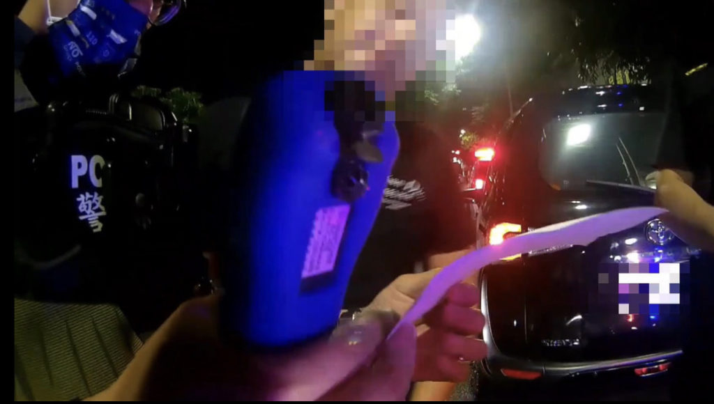 男子現場表示拒絕接受酒精測試
