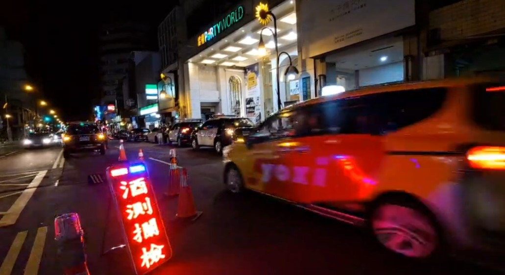 ▲警方於酒店、KTV等場所周邊道路實施封鎖式路檢盤查 (圖/台中市警察局 提供)