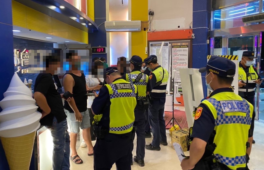 ▲苗警執行署辦擴大臨檢專案,針對舞廳、酒店、KTV等場所加強臨檢 (圖/苗栗縣警察局 提供)