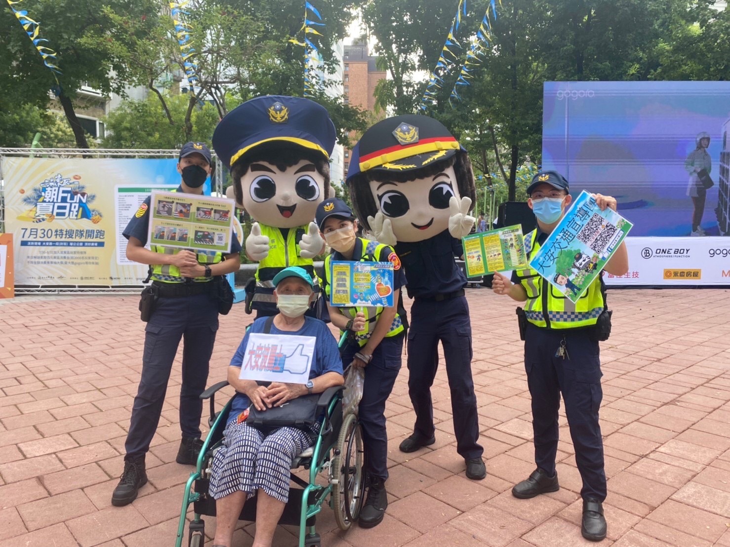 圖：提醒長輩出門時要注意交通安全。