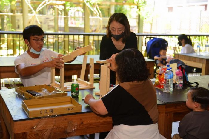 投縣多元族群歡慶父親節 新住民及原民親子手作木椅