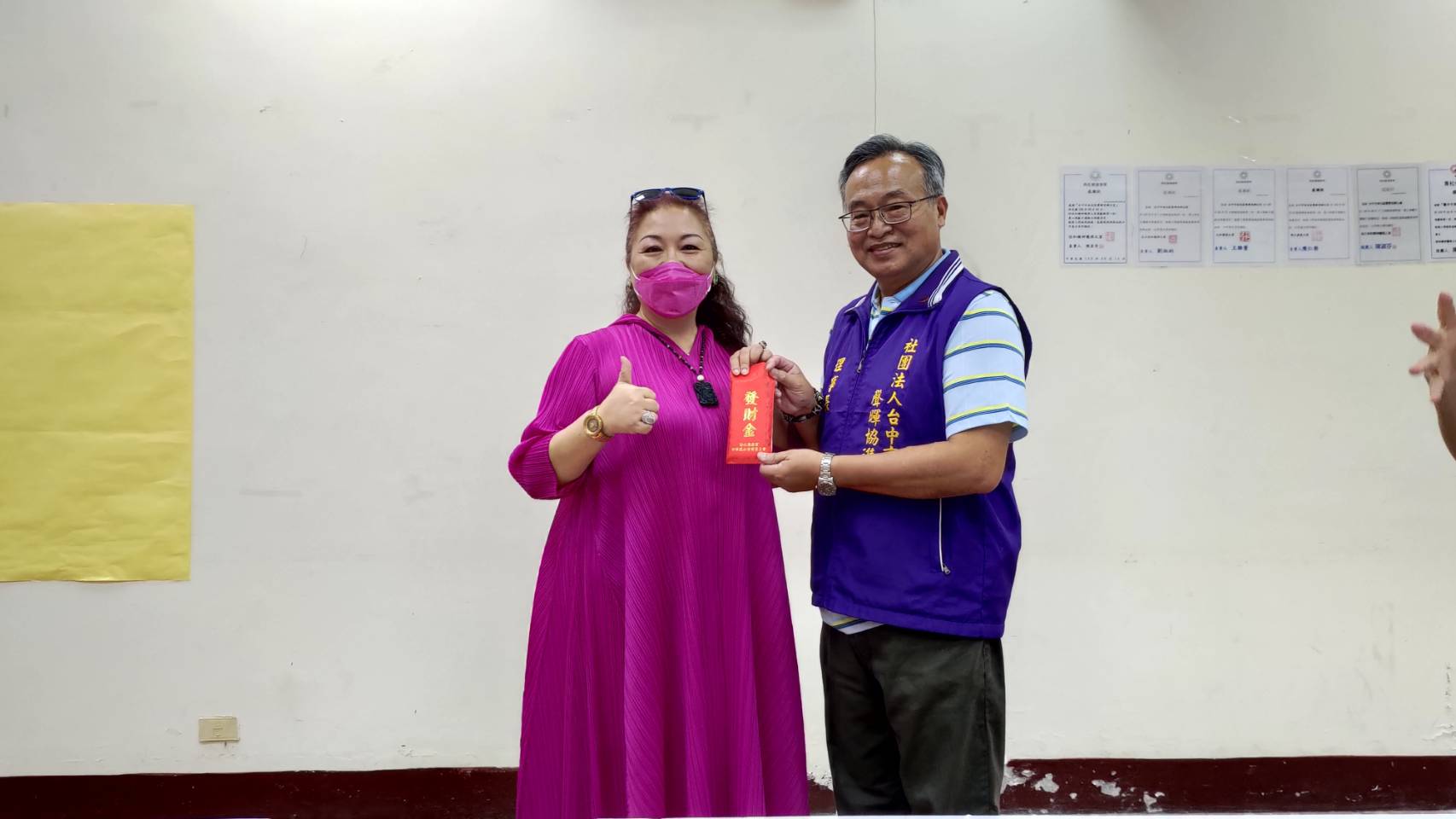 圖片說明:中華鳳山古寺聖王會理事長沈秀穎代表聖王會捐贈社福金予聲暉協進會,姚理事長代表接受。(記者林㤈輝翻攝)