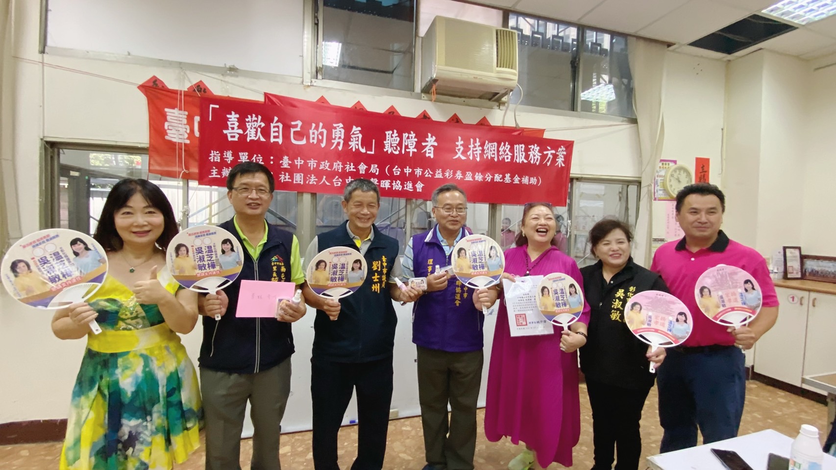 圖片說明:聖王會理事長沈秀穎(右3)及中市聲暉理事長姚中偉(右4)於捐贈儀式後與貴賓合影,台中市議員劉士州(左3)、豐樂里長蔡奇洲(左2)、彰化市民代表吳淑敏(右2)及中市聲暉副理事長林美瑤(左1)。(記者林㤈輝翻攝)