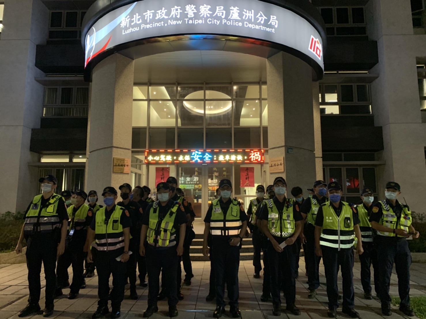 圖片說明:新北警方深夜執行全國性擴大臨檢,威力掃蕩特定營業場所。(記者徐煜勝翻攝)