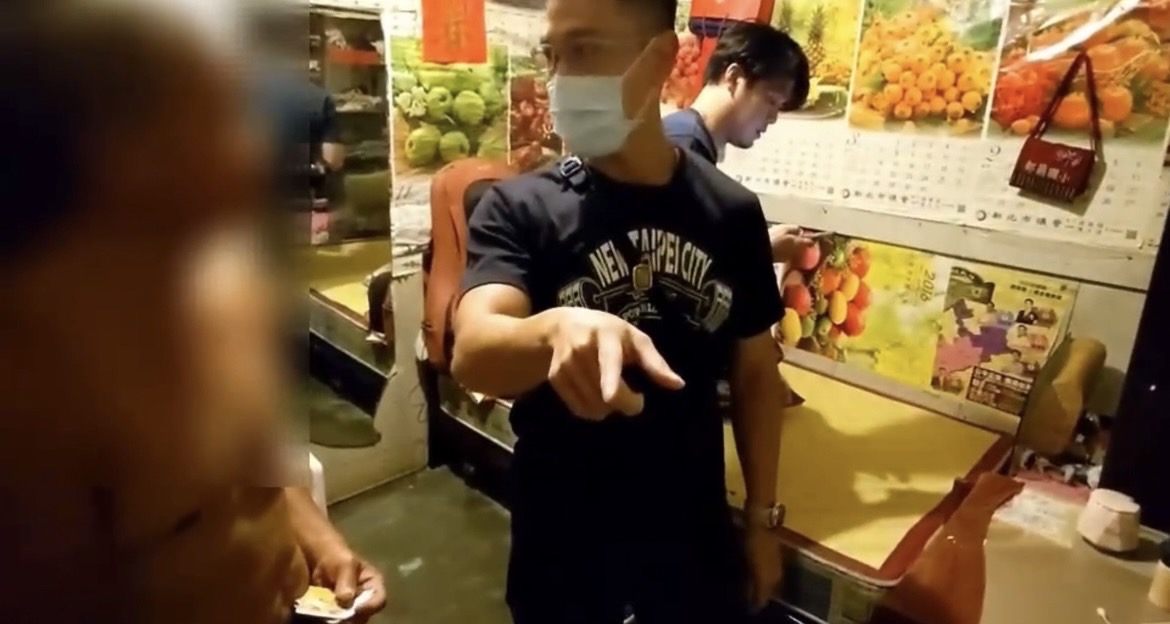 圖片說明:汐止警查獲詐騙車手。(記者徐煜勝翻攝)