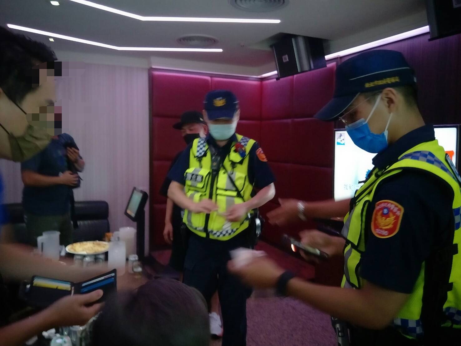 圖片說明:永和警周末夜大臨檢。(記者徐煜勝翻攝)