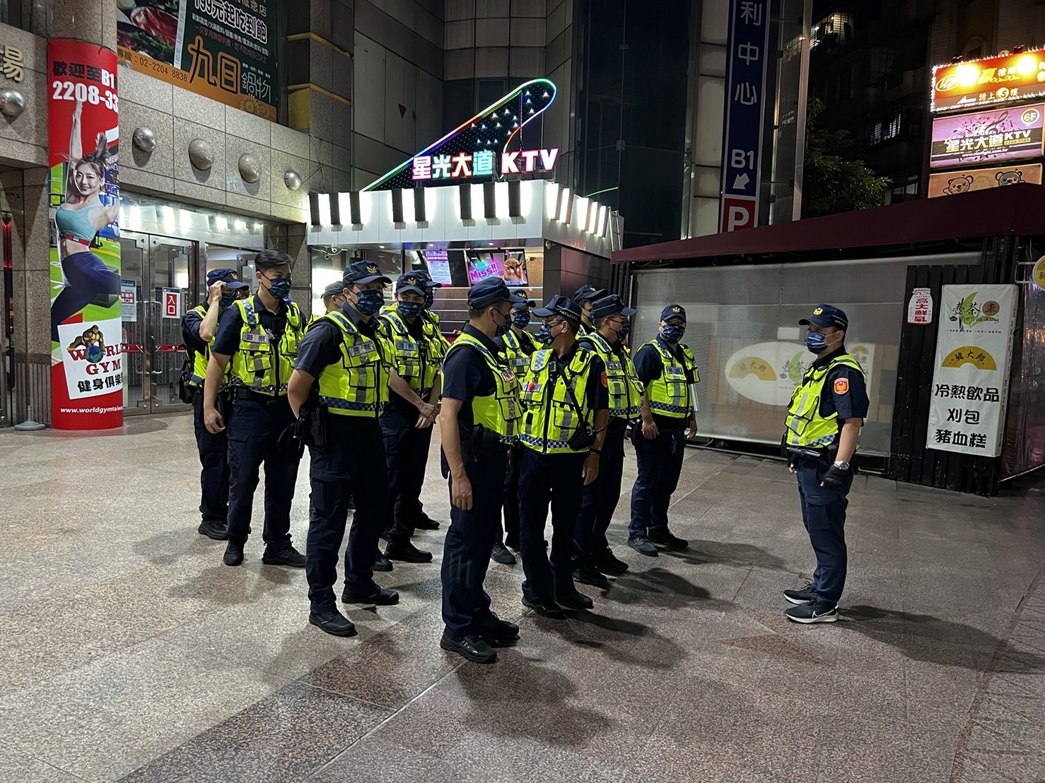 圖片說明:新莊警針對轄區治安顧慮場所擴檢掃蕩。(記者戴昱弘翻攝)