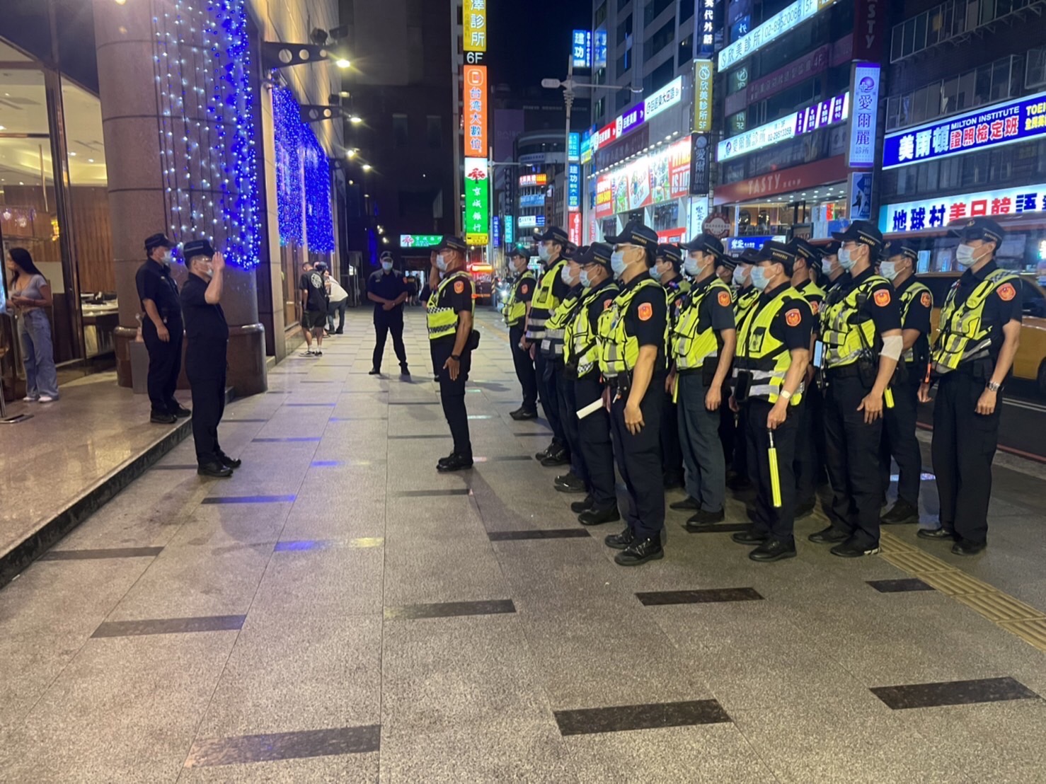 圖片說明:板橋警威力掃蕩行前勤教。(記者戴昱弘翻攝)