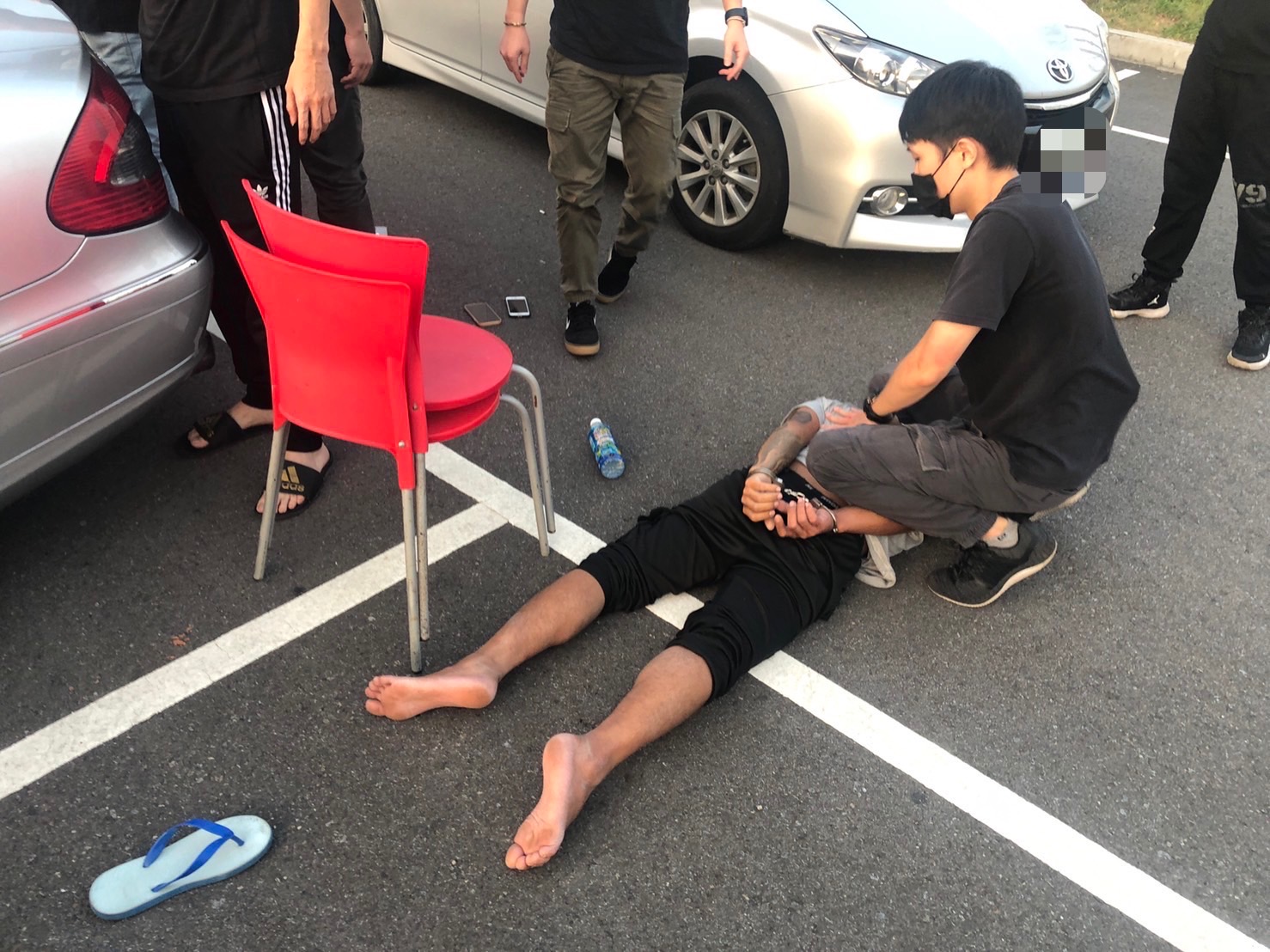 圖片說明:士林分局跨轄區逮捕擁槍自重的犯嫌歸案。(記者徐煜勝翻攝)