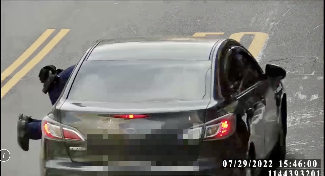 圖片說明:明志所員警肉身勇阻通緝犯駕車逃逸。(記者趙靜姸翻攝)