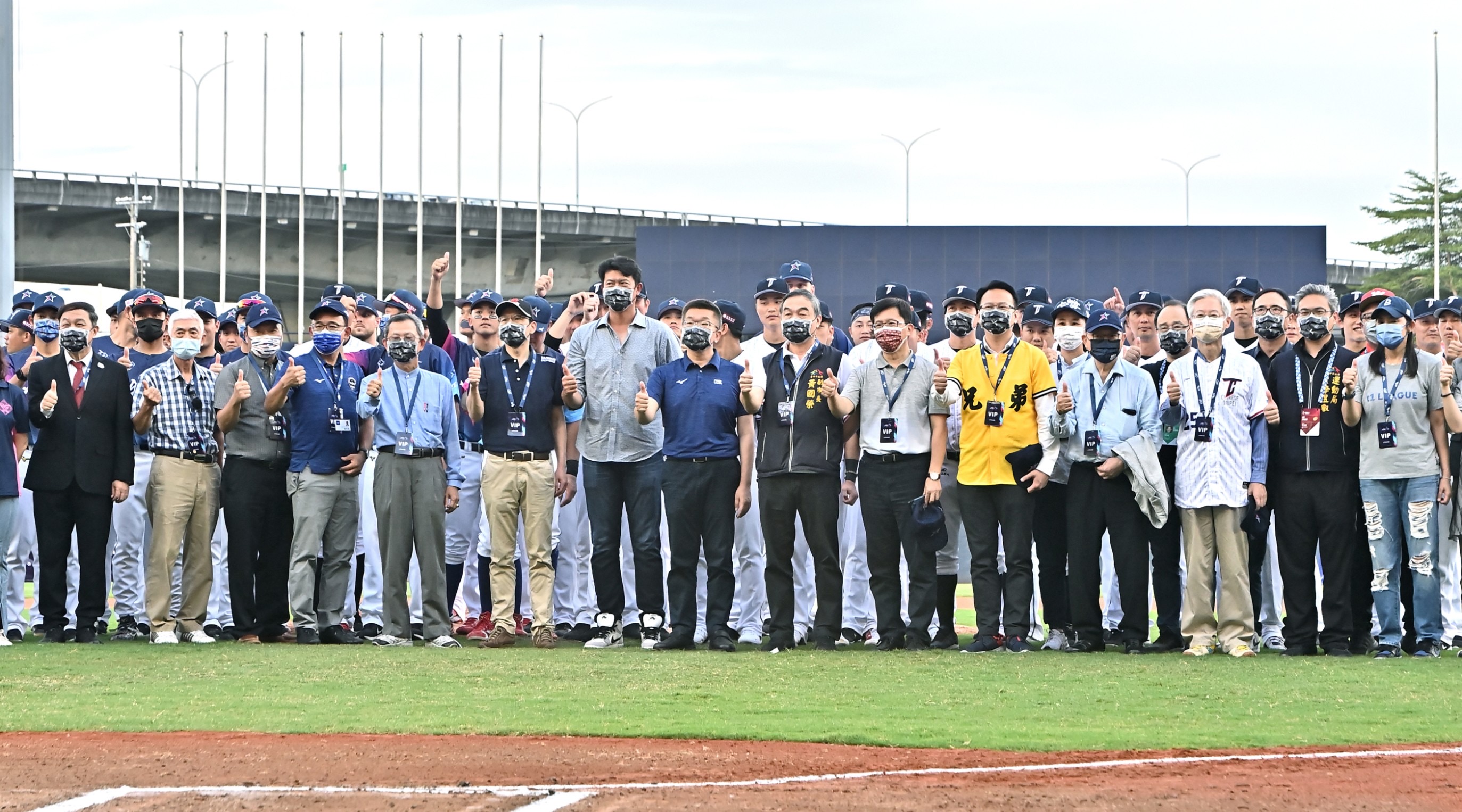 猜猜有一位立本人昨天@brothers_baseball 當開球嘉賓後發生什麼事🧐 奇怪欸我什麼都不記得🤔🤔🤔🤔 #腦子空白 #只記得很開心#感謝邀請#以後不敢碰任何球類, image size:2746x1526