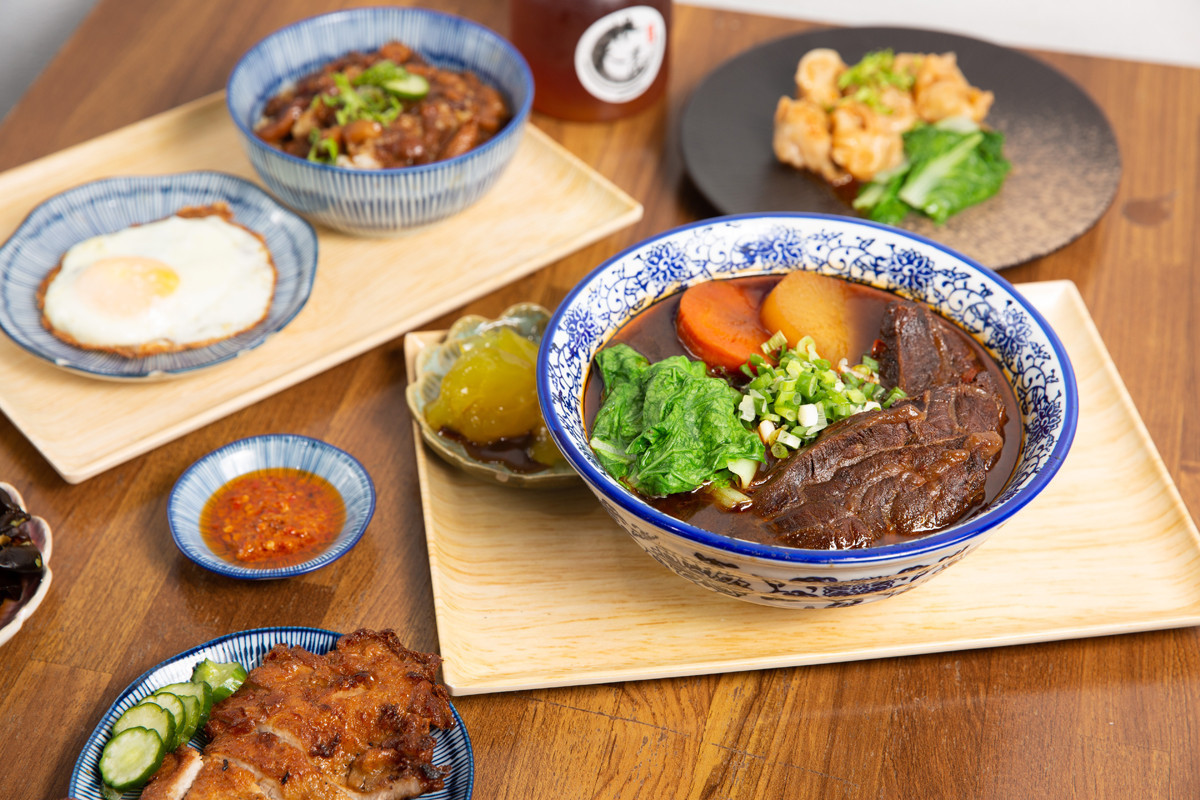 小初店招牌料理「厚厚厚極品牛肉麵」,每碗都有三大塊牛腱心肉,料好實在。