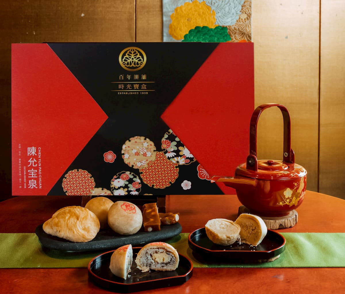 紅色「時光寶盒」,表達出品牌中日混合的獨特風格,更承載了陳允寶泉五代的時光故事。