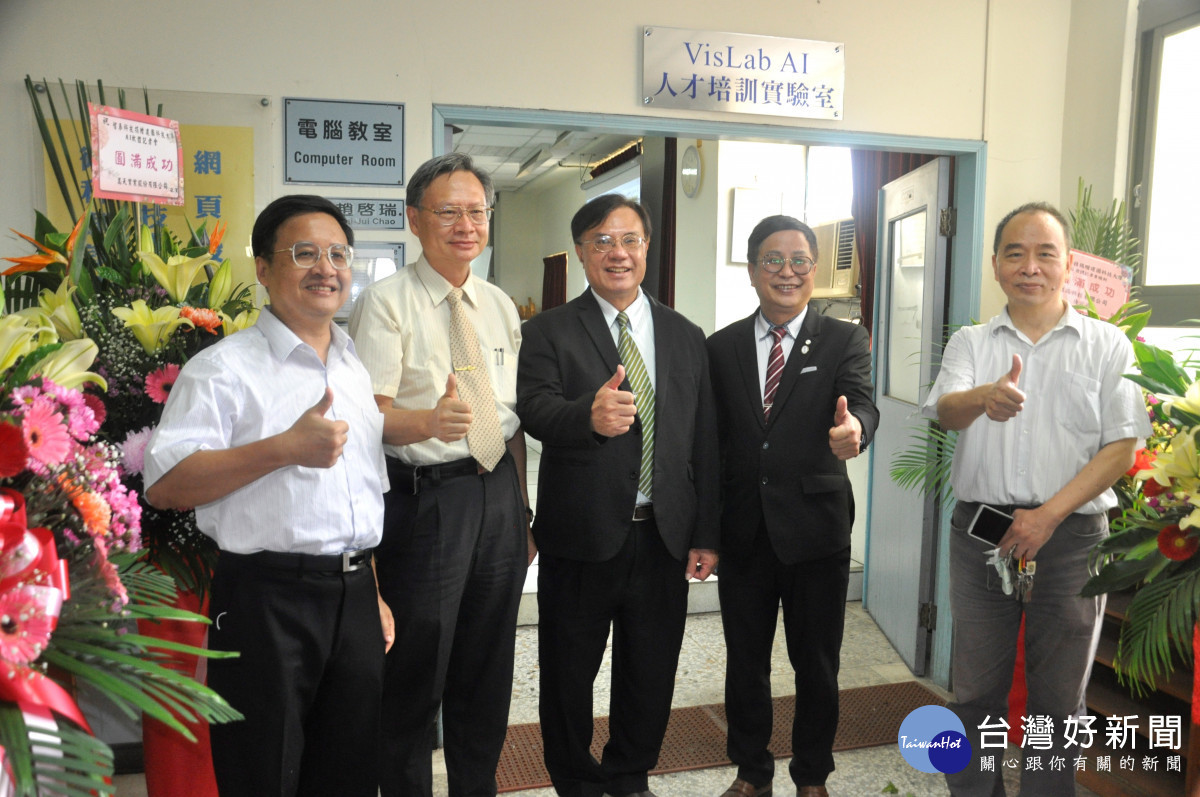 智泰科技與建國科大携手合作成立的「VisLab AI人才培訓實驗室」開始掛牌運作。圖/記者鄧富珍攝
