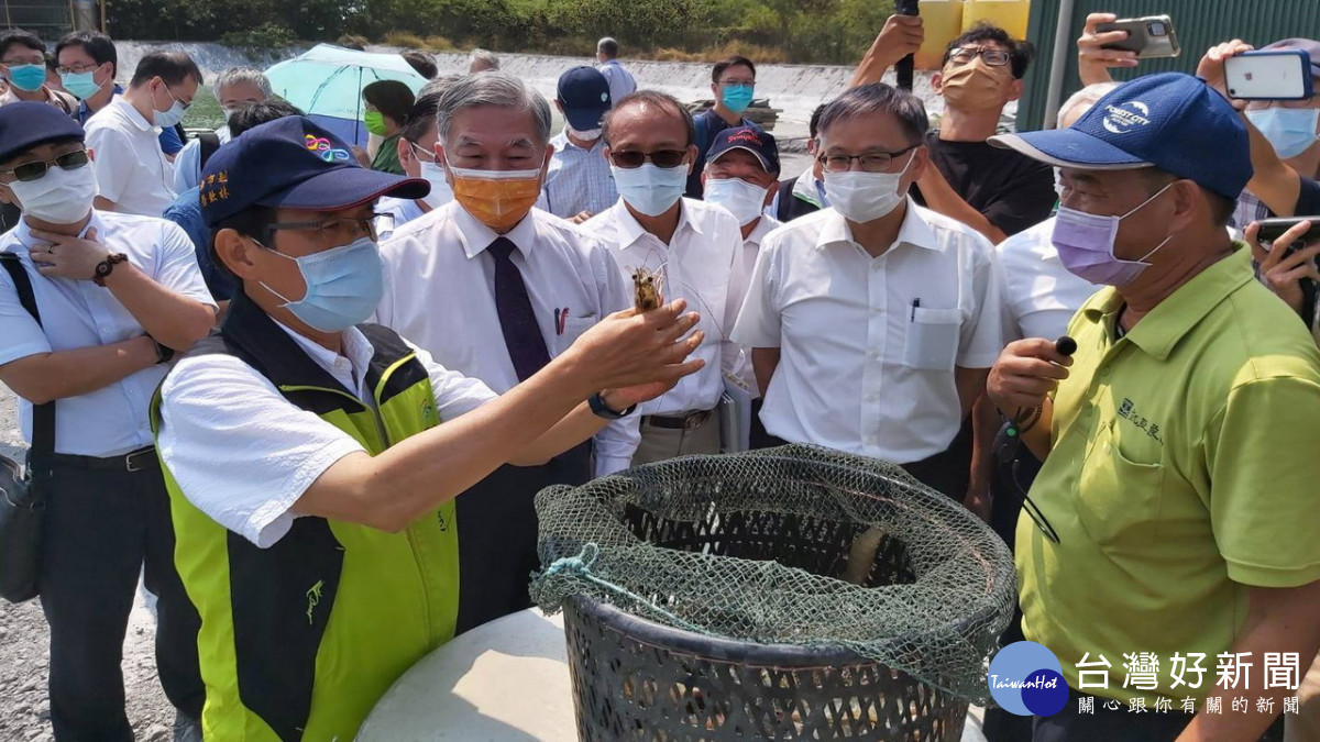 ▲凱亞養殖能源公司鄭志強董事長(右)分享漁電共生案場白蝦養殖成果。(圖/記者 許高祥 翻攝)